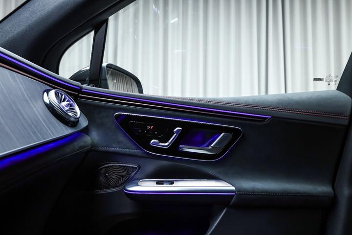 Sort Mercedes EQE350 SUV fra 2025