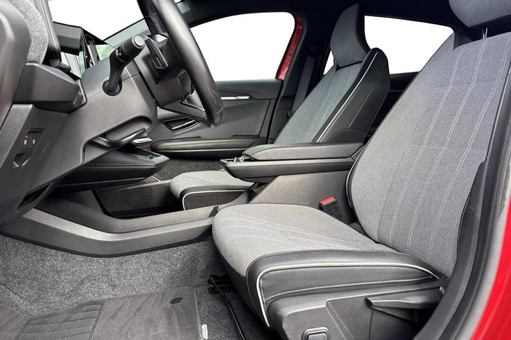 Rød Renault Megane E-Tech fra 2022