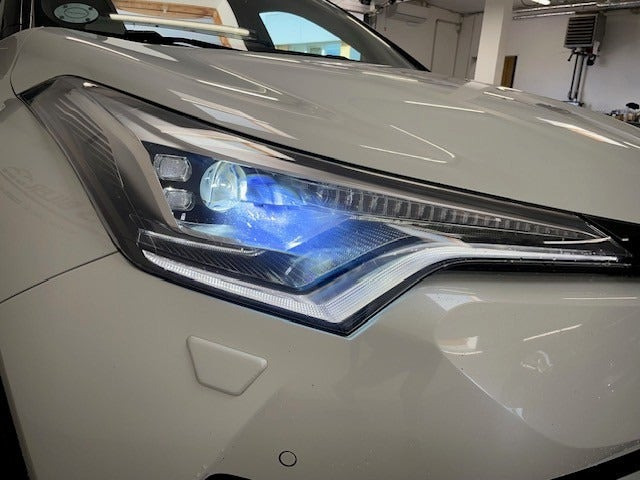 Hvid Toyota C-HR fra 2019