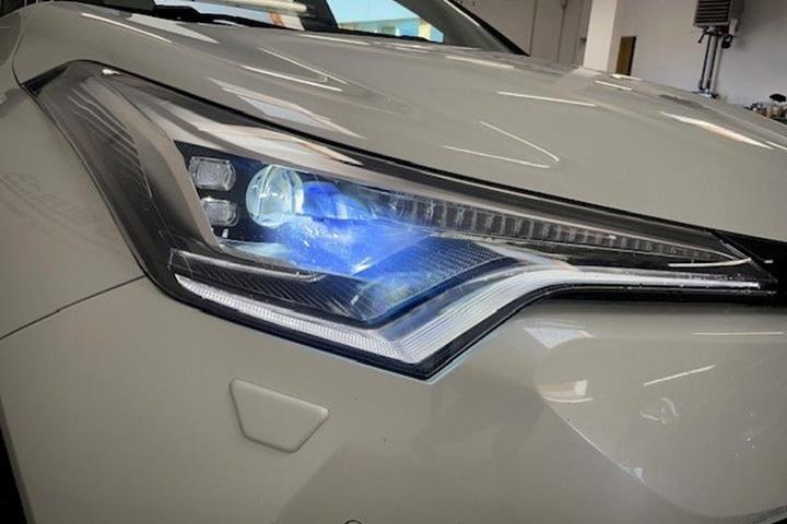 Hvid Toyota C-HR fra 2019