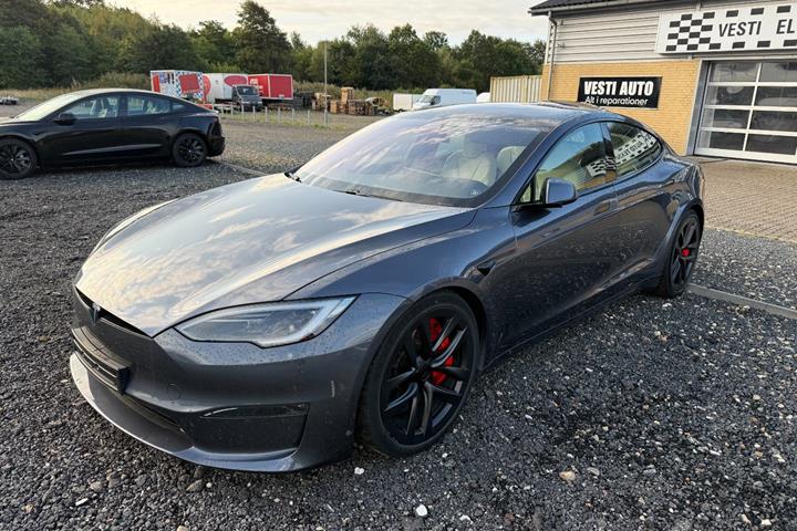 Grå Tesla Model S fra 2023 set udefra