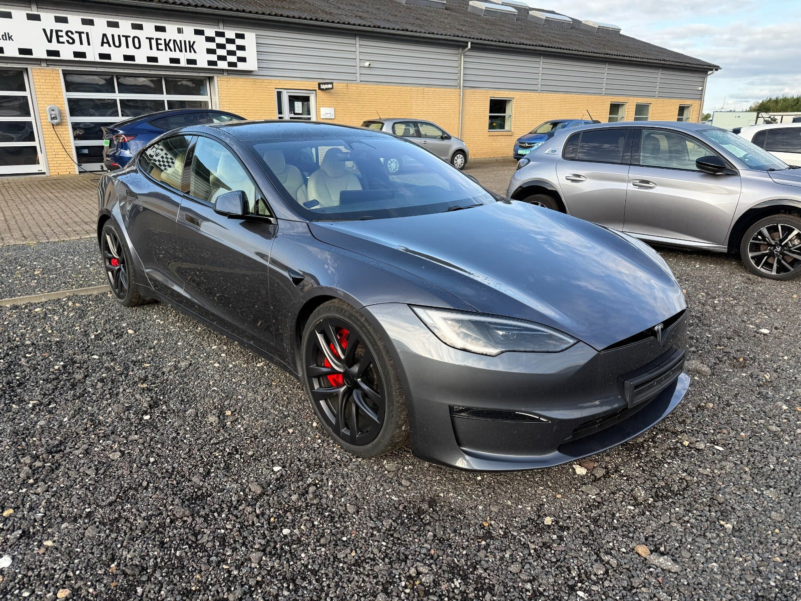Grå Tesla Model S fra 2023