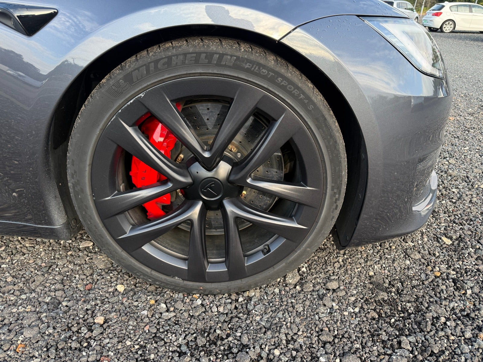 Grå Tesla Model S fra 2023