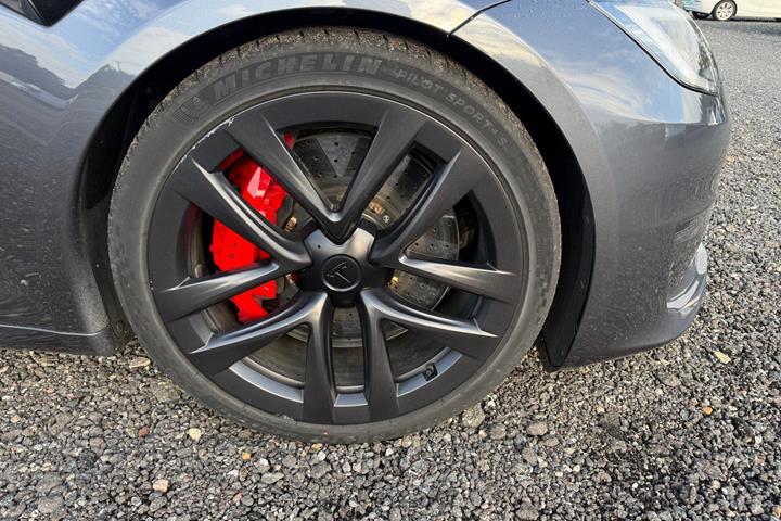 Grå Tesla Model S fra 2023