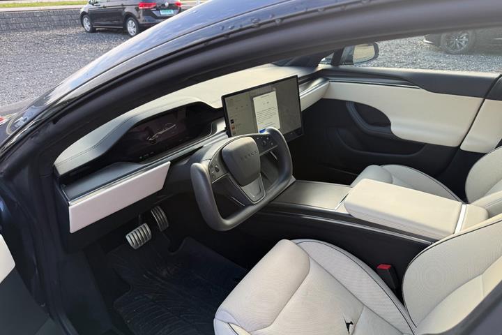 Grå Tesla Model S fra 2023