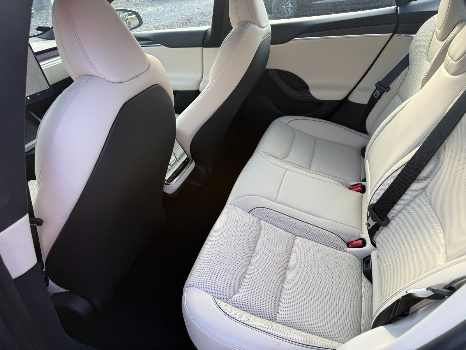 Grå Tesla Model S fra 2023