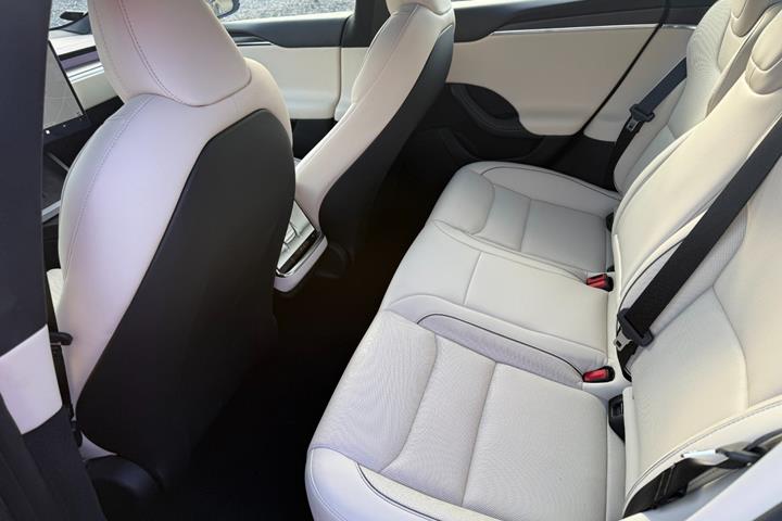 Grå Tesla Model S fra 2023