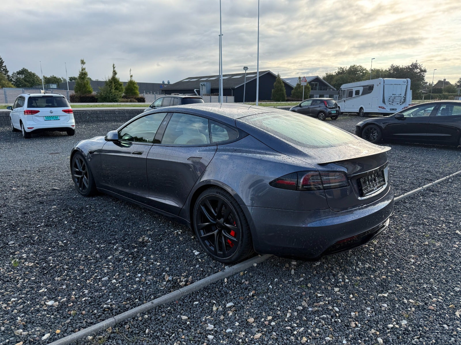 Grå Tesla Model S fra 2023