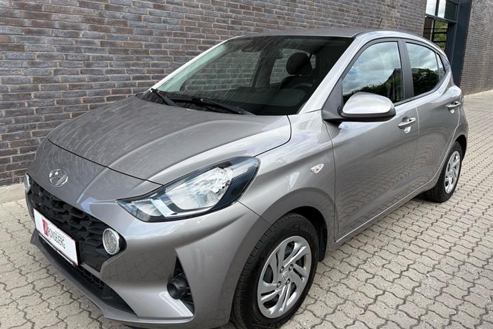 Grå Hyundai i10 fra 2023