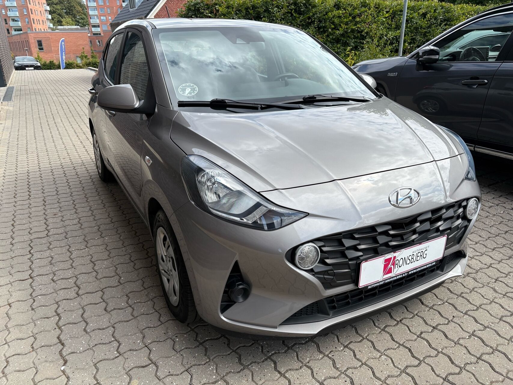 Grå Hyundai i10 fra 2023