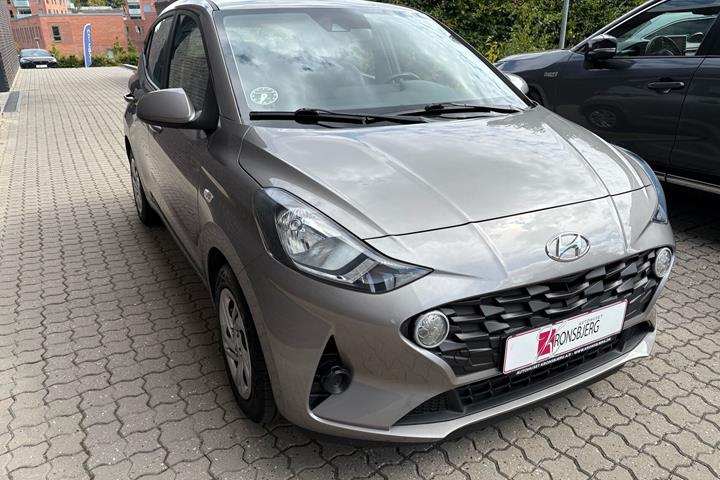 Grå Hyundai i10 fra 2023