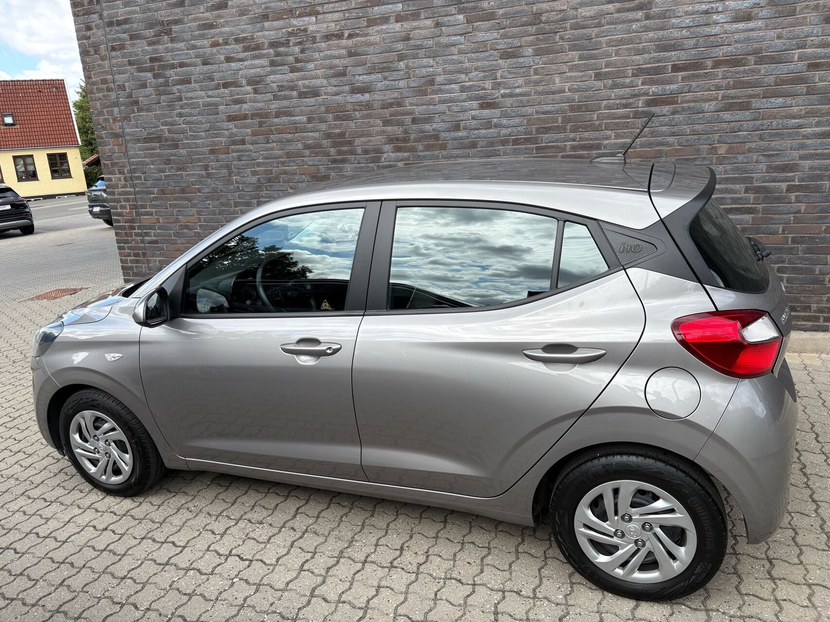 Grå Hyundai i10 fra 2023