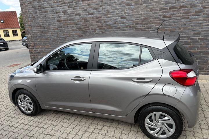 Grå Hyundai i10 fra 2023