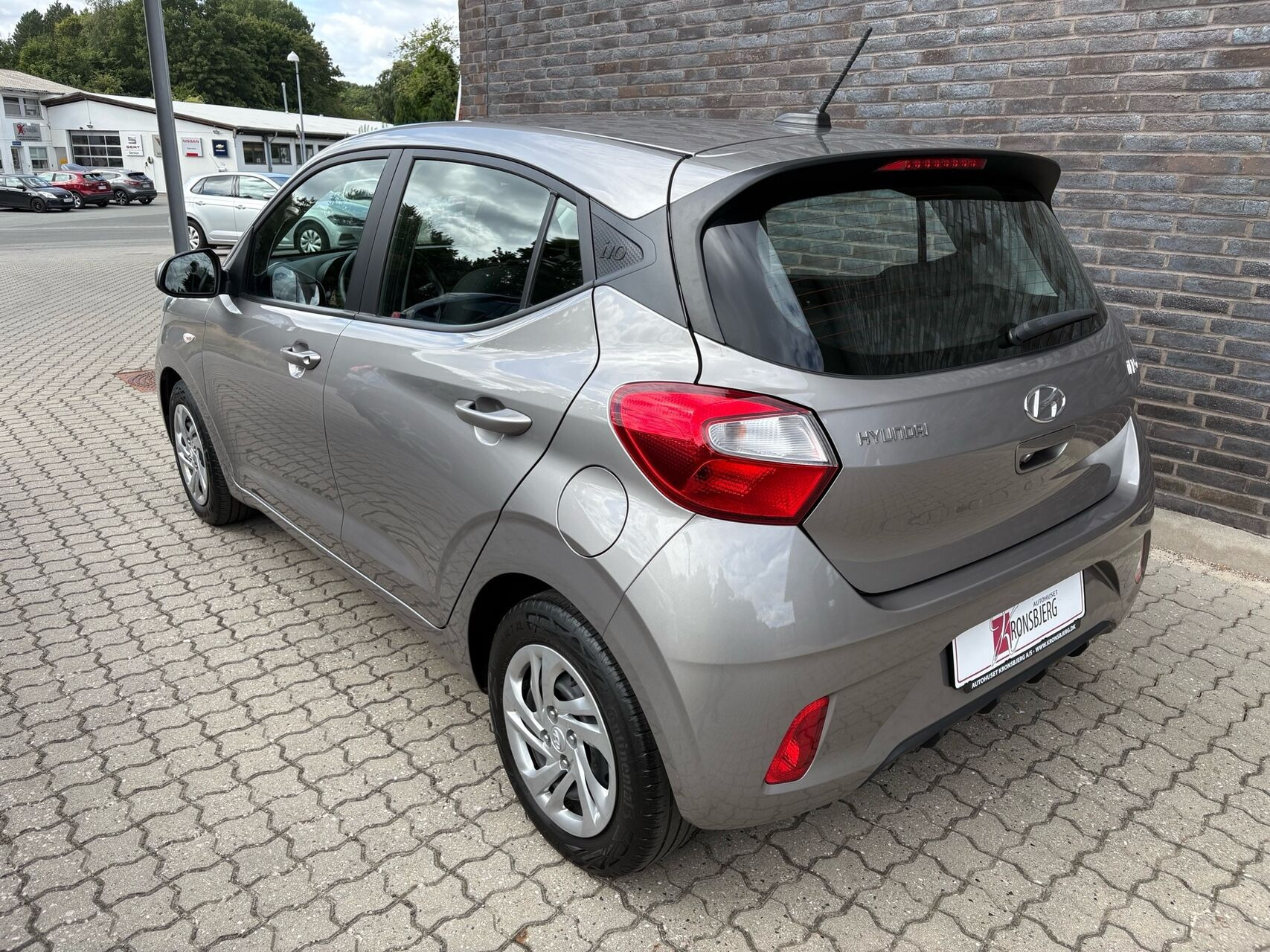 Grå Hyundai i10 fra 2023