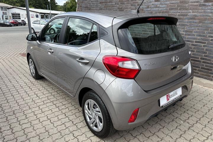 Grå Hyundai i10 fra 2023