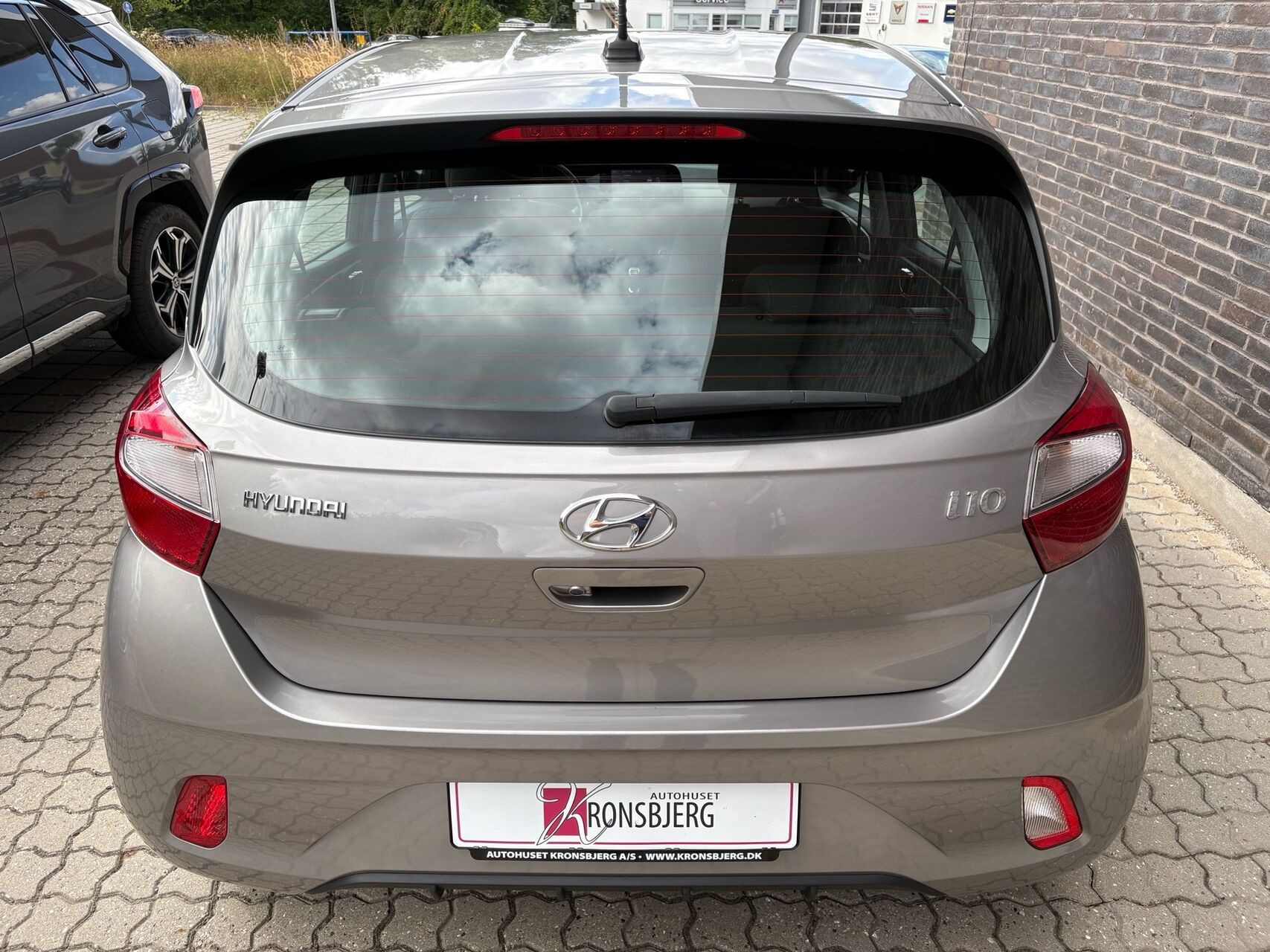 Grå Hyundai i10 fra 2023