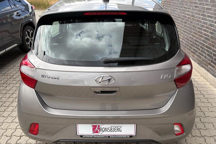 Grå Hyundai i10 fra 2023