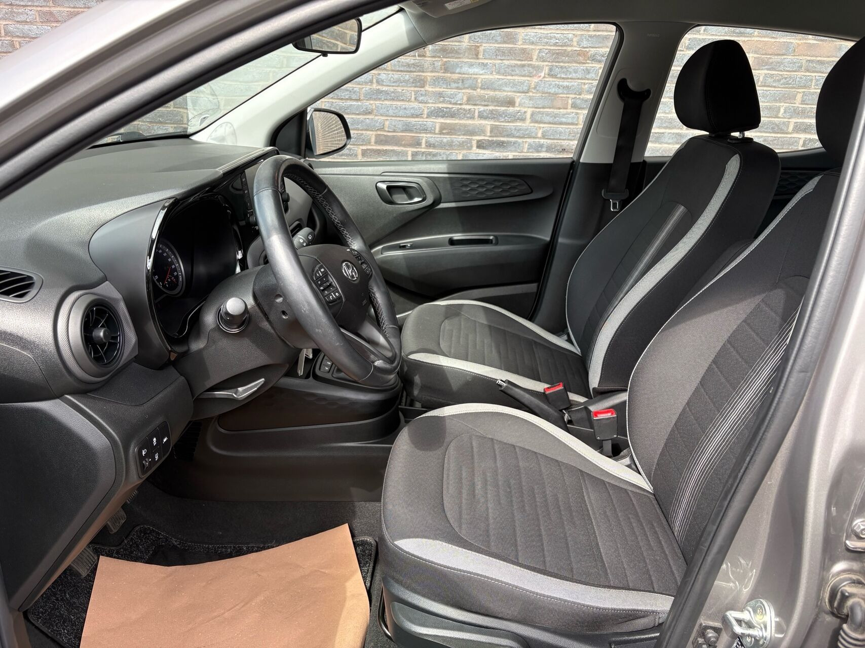 Grå Hyundai i10 fra 2023