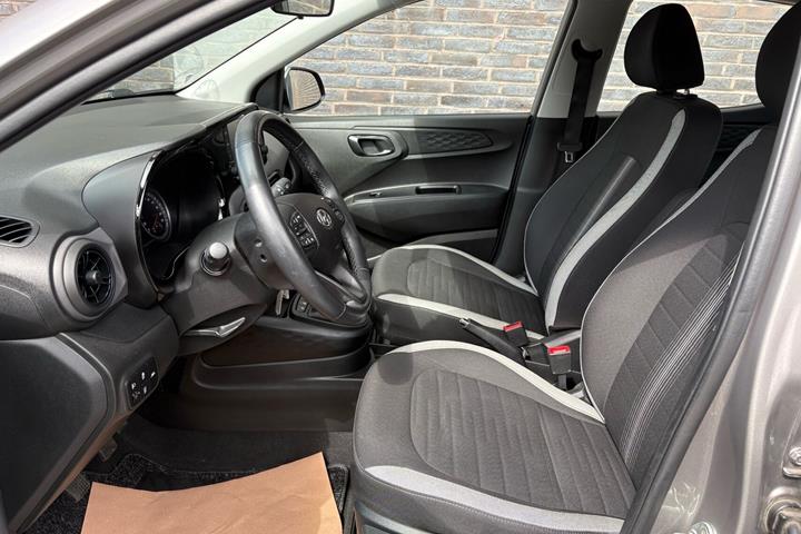 Grå Hyundai i10 fra 2023