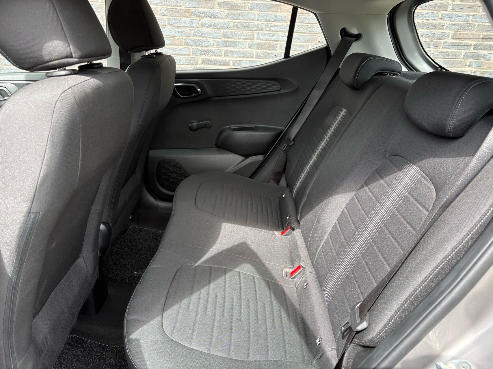 Grå Hyundai i10 fra 2023
