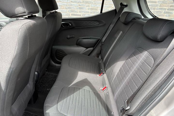 Grå Hyundai i10 fra 2023