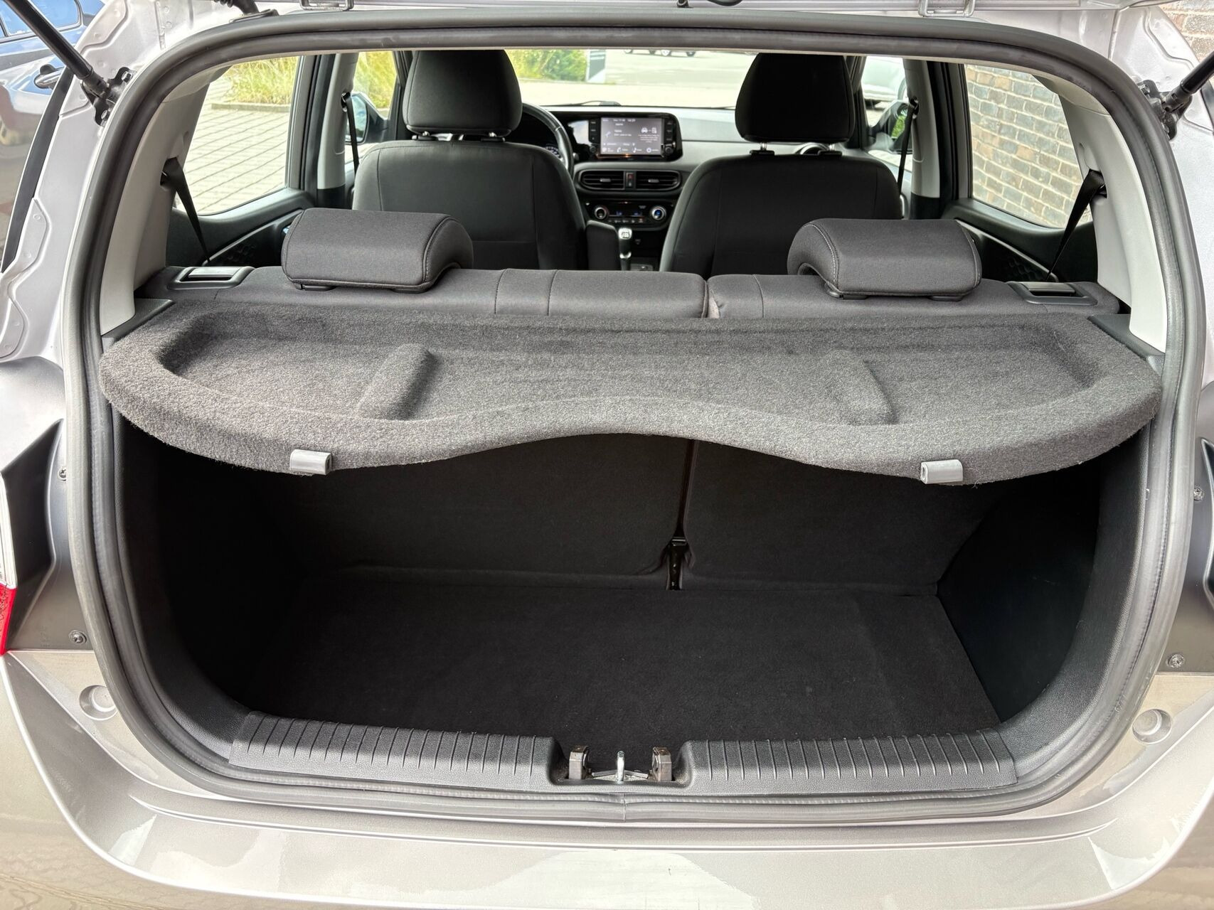 Grå Hyundai i10 fra 2023