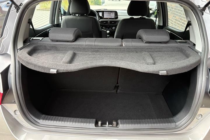 Grå Hyundai i10 fra 2023