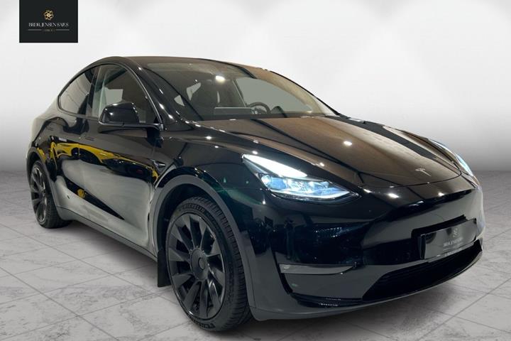 Sort Tesla Model Y fra 2023 set udefra
