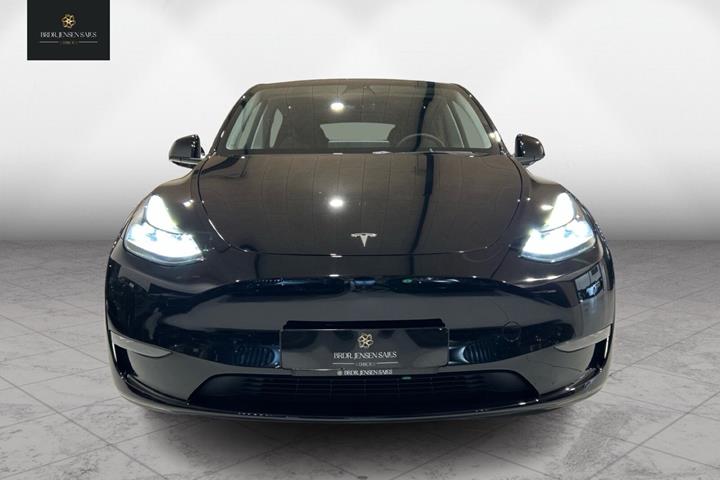 Sort Tesla Model Y fra 2023