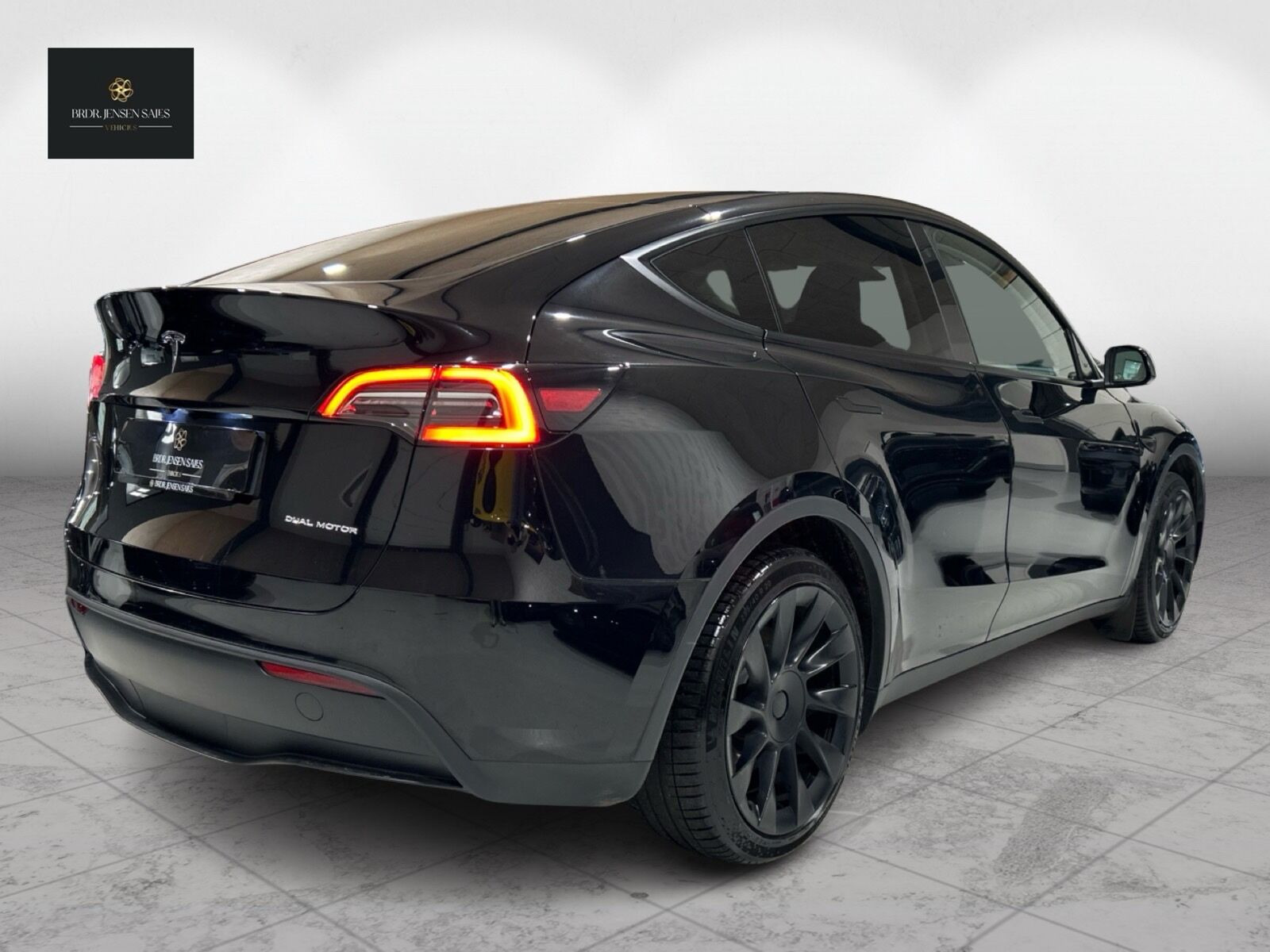 Sort Tesla Model Y fra 2023