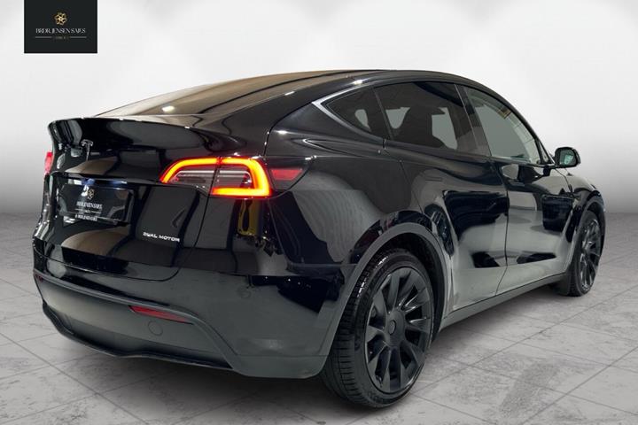 Sort Tesla Model Y fra 2023