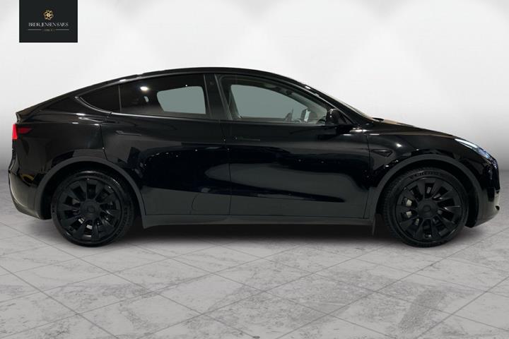Sort Tesla Model Y fra 2023