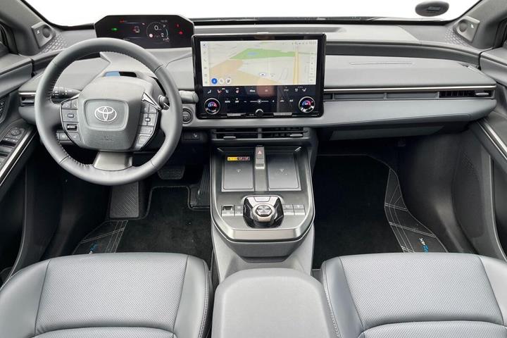 Hvid Toyota BZ4X fra 2026