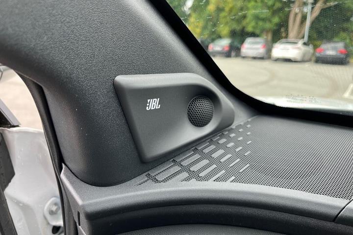 Hvid Toyota BZ4X fra 2026