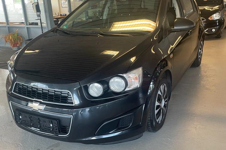 Gul Chevrolet Aveo fra 2013