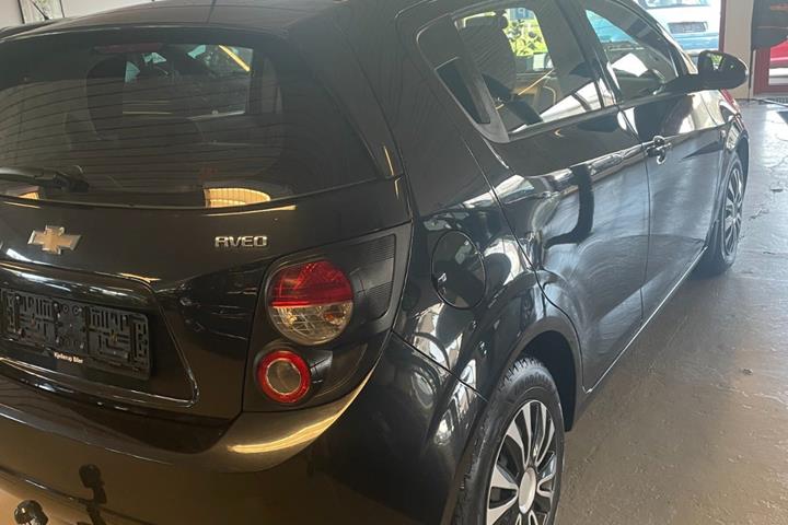 Gul Chevrolet Aveo fra 2013