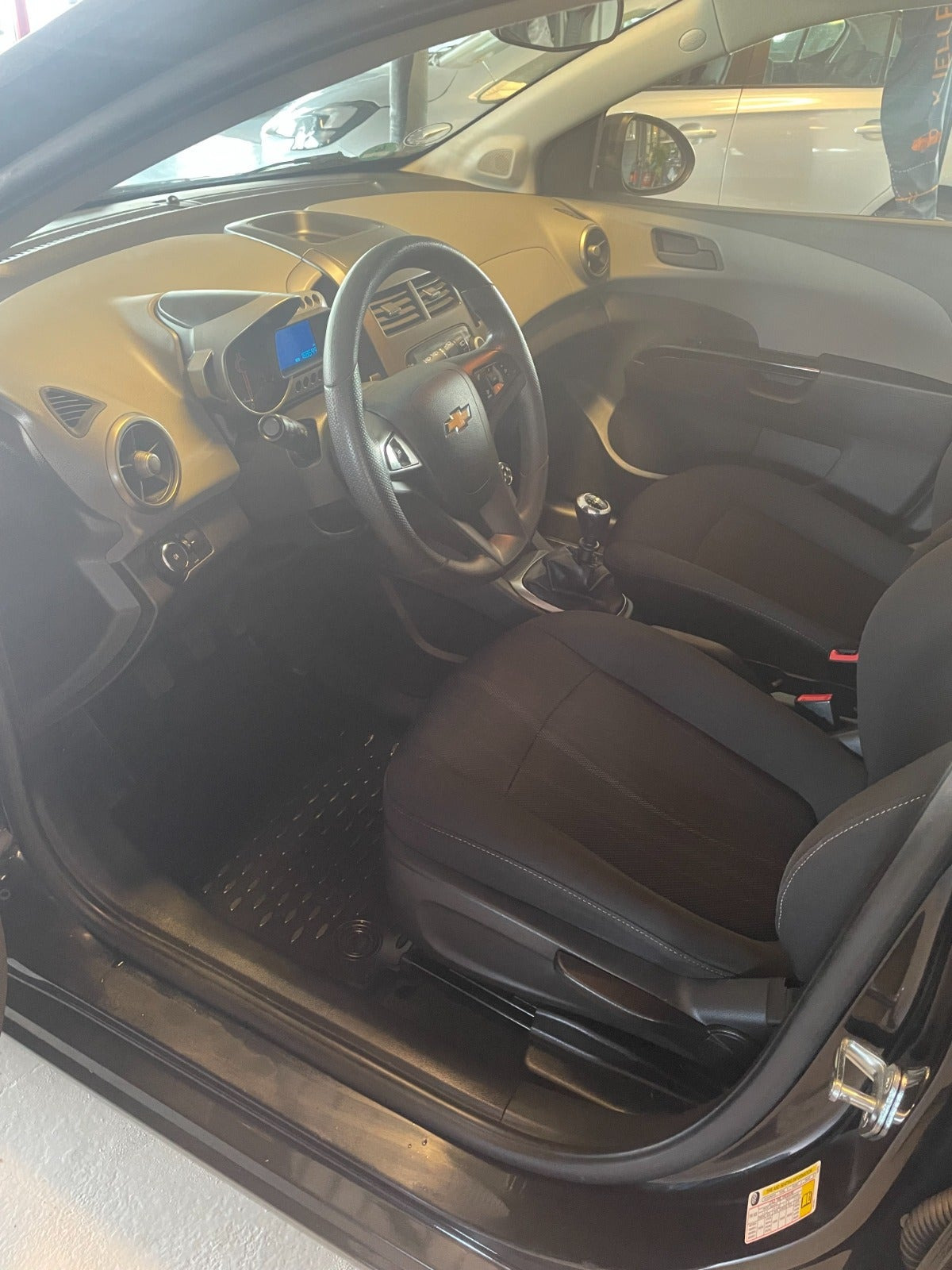 Gul Chevrolet Aveo fra 2013