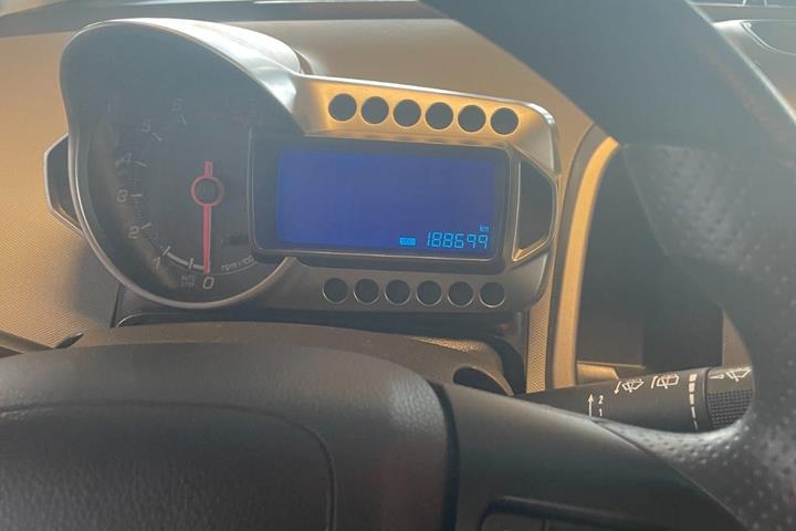 Gul Chevrolet Aveo fra 2013