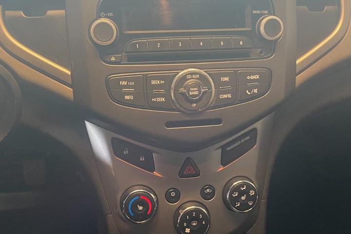 Gul Chevrolet Aveo fra 2013