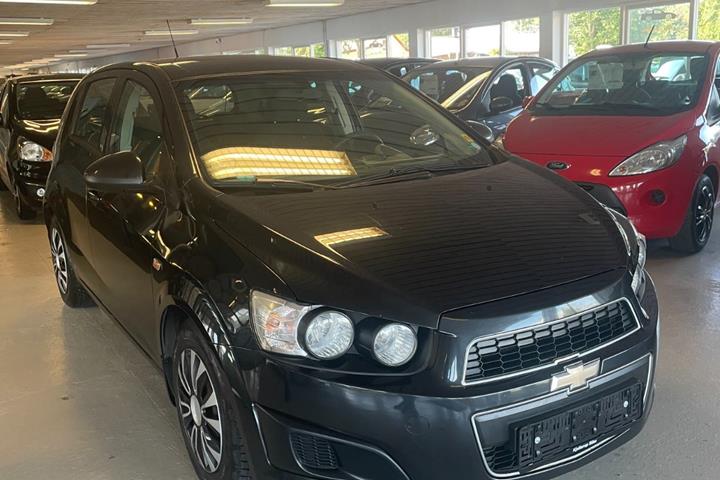 Gul Chevrolet Aveo fra 2013