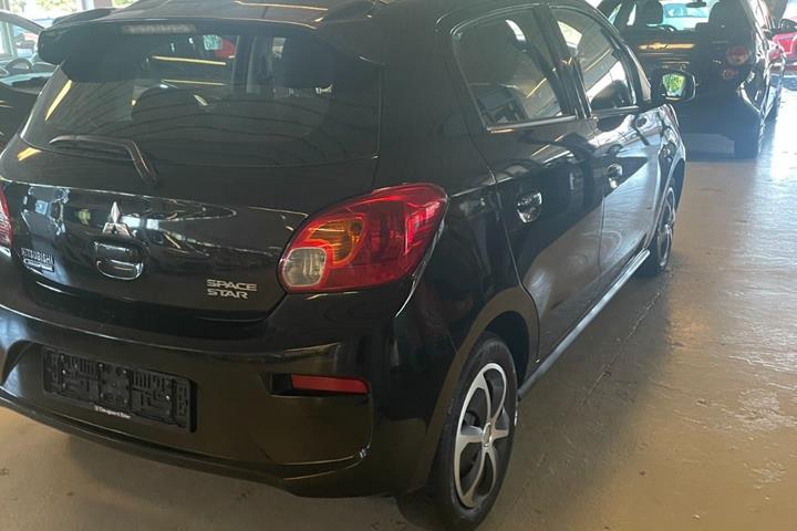 Gul Mitsubishi Space Star fra 2016
