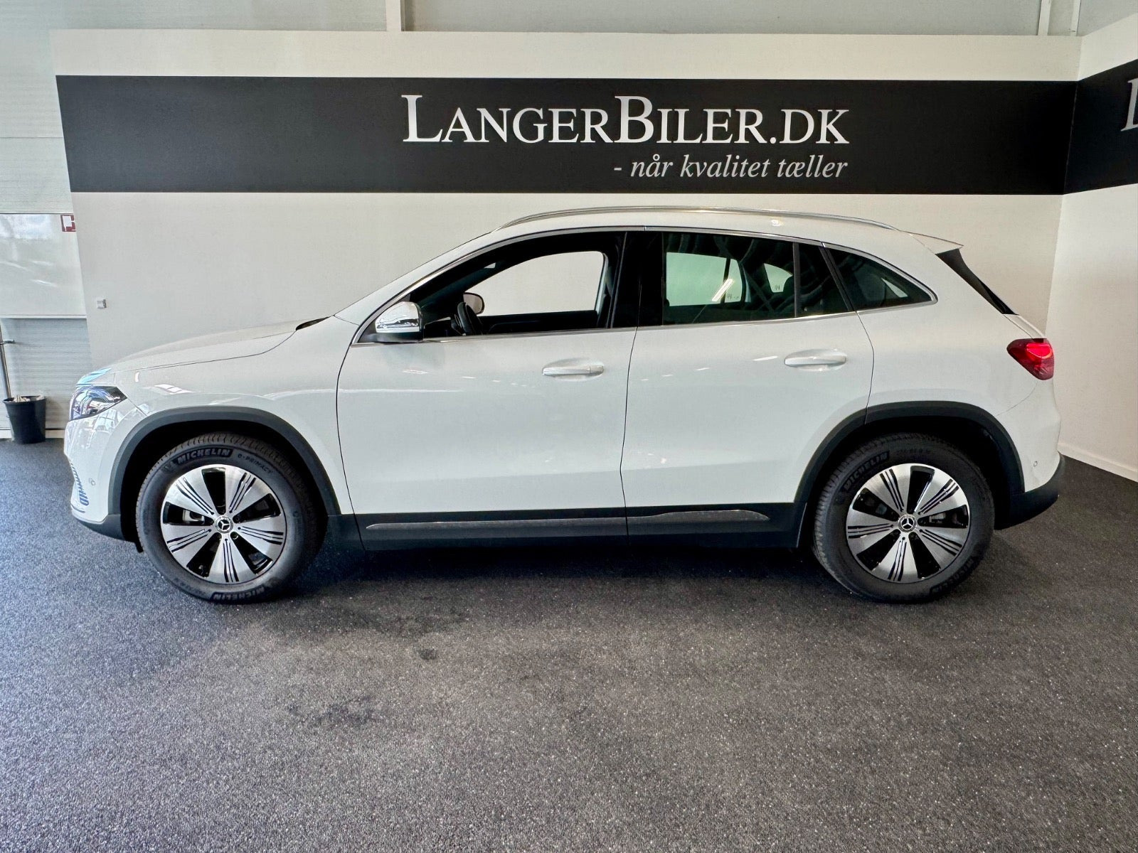 Hvid Mercedes EQA300 fra 2025