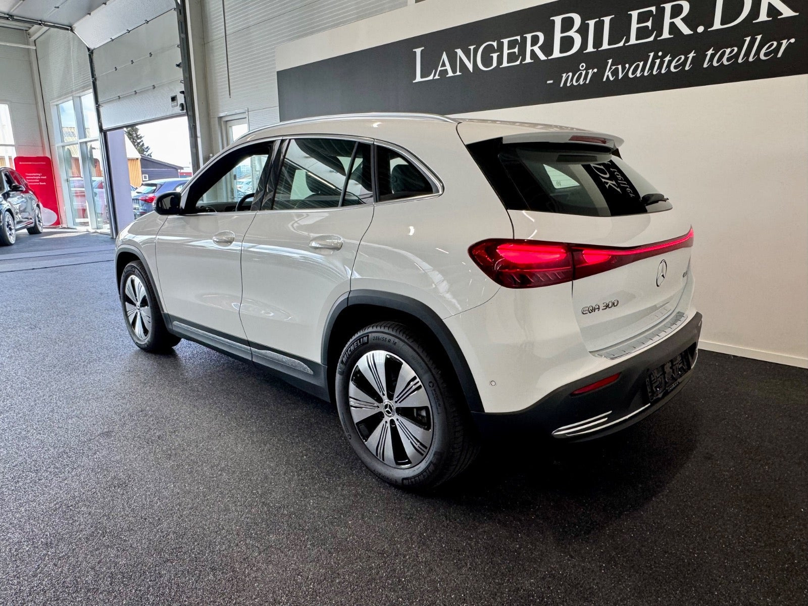 Hvid Mercedes EQA300 fra 2025