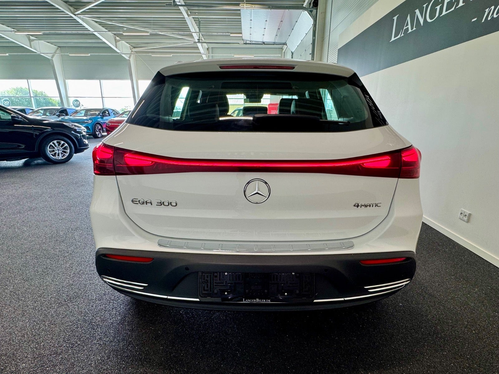 Hvid Mercedes EQA300 fra 2025