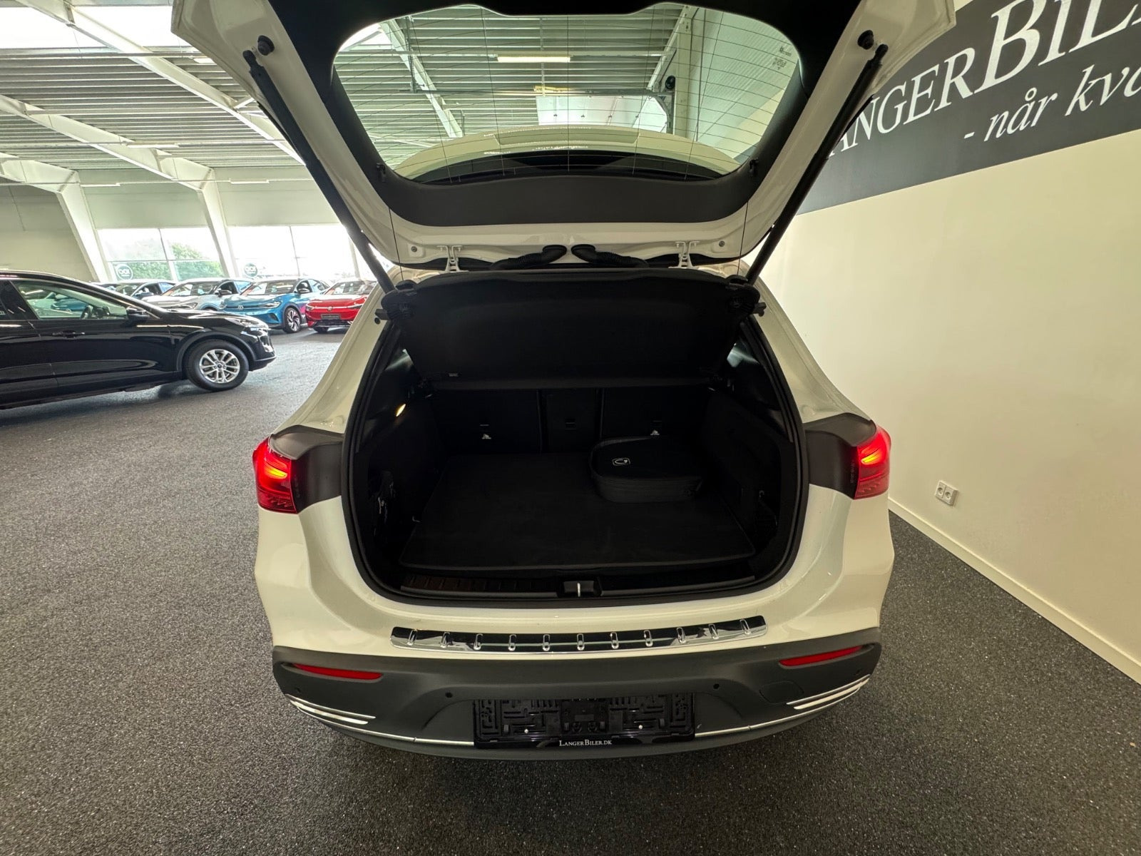 Hvid Mercedes EQA300 fra 2025
