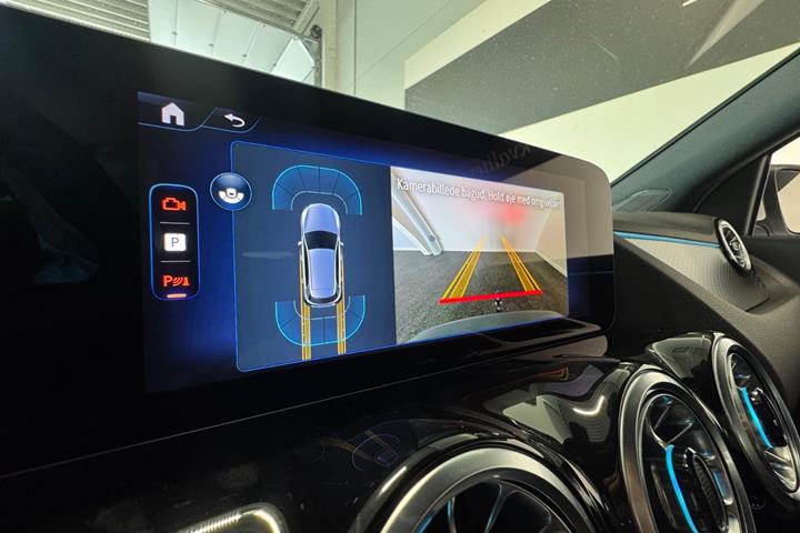 Hvid Mercedes EQA300 fra 2025