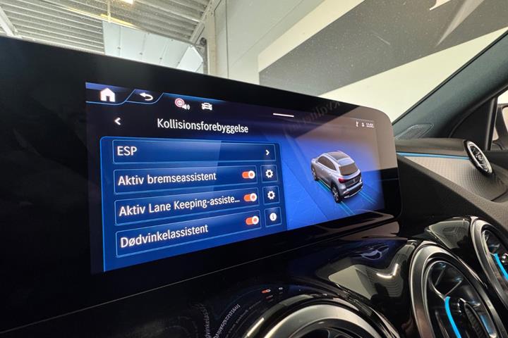 Hvid Mercedes EQA300 fra 2025