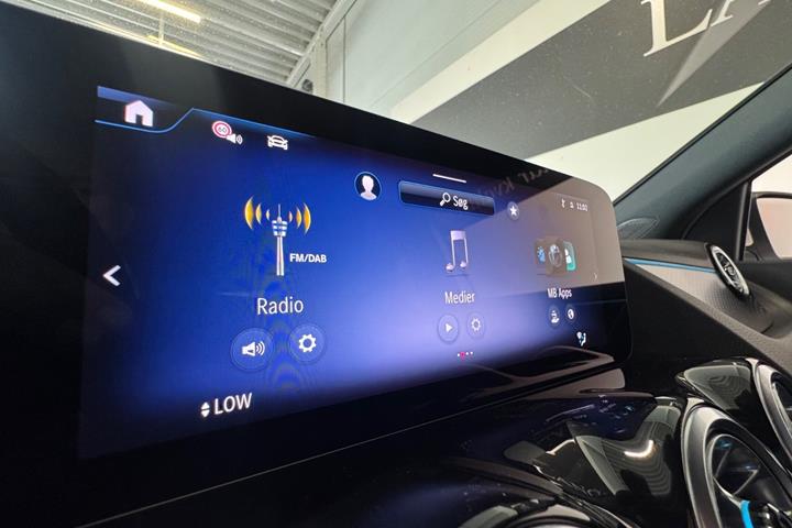 Hvid Mercedes EQA300 fra 2025