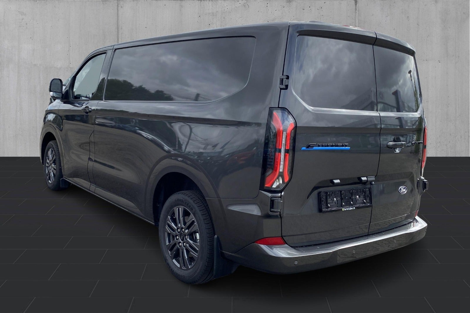 Grå Ford E-Transit Custom 320 L1 fra 2026