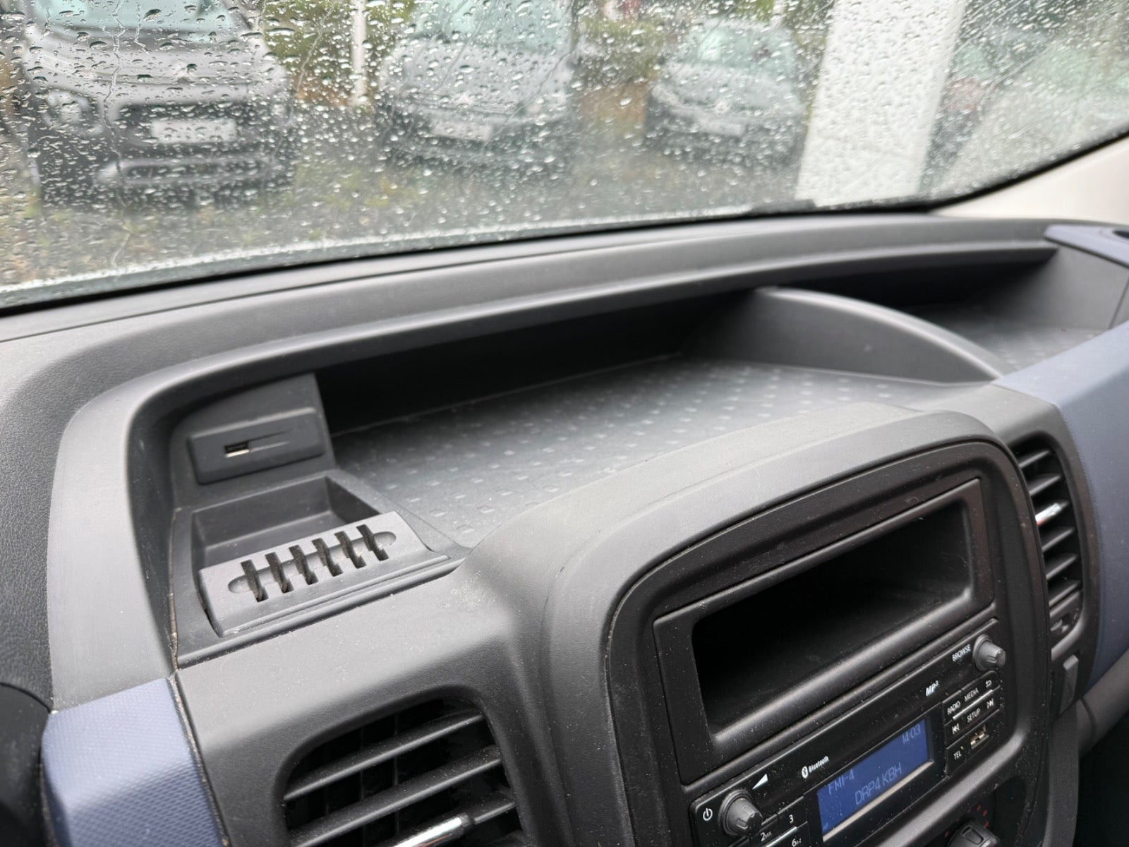 Hvid Opel Vivaro fra 2018
